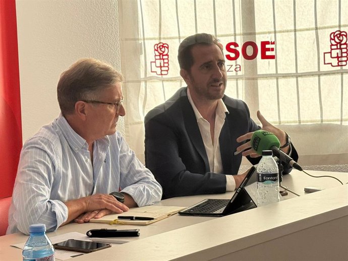 El secretario general del PSOE bastetano, Manuel Gavilán; y el diputado provincial del PSOE Juan Francisco Torregrosa .