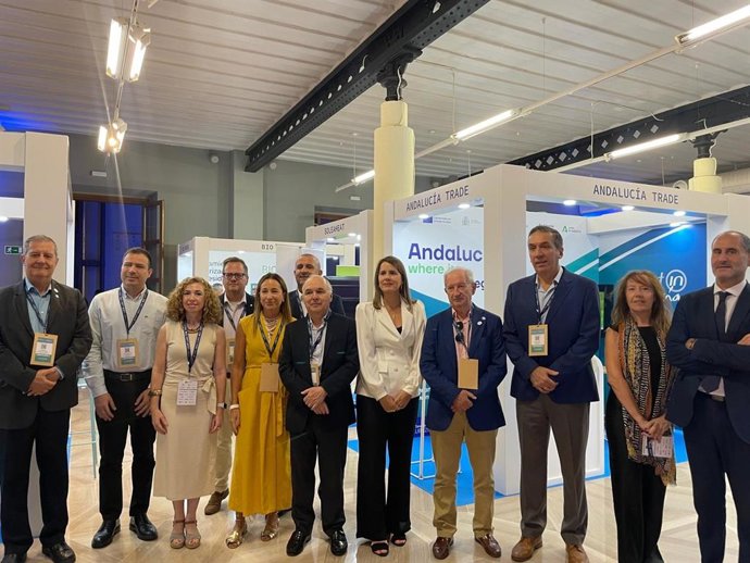 Responsables de Andalucía Trade con la delegación internacional presente en la Navalia Meeting 2025 en Cádiz.