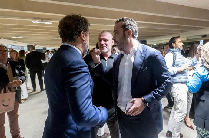 El exportavoz de Vox, Iván Espinosa de los Monteros, conversa con el empresario Víctor de Aldama y el líder de Desokupa, Daniel Esteve, durante la presentación de ‘Atenea’, su nuevo ‘think tank’, a 25 de septiembre de 2025, en Madrid (España).