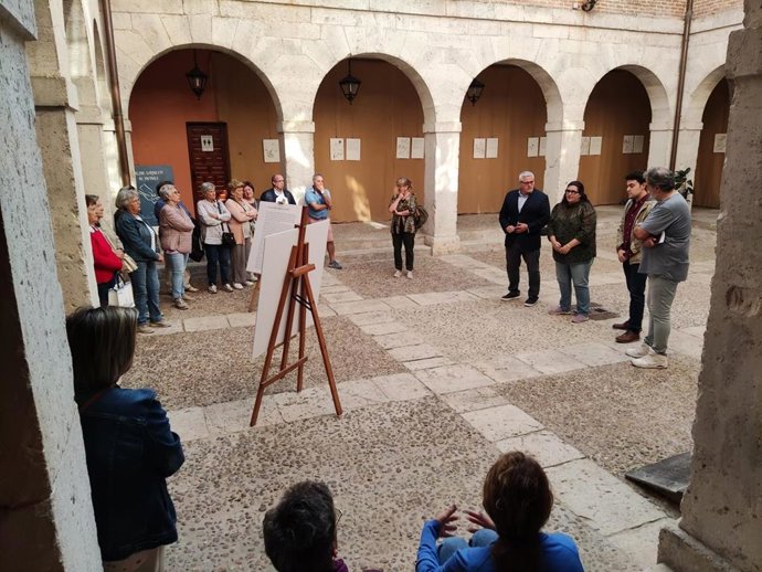 Dibujos de la obra 'El camino', de Delibes, inauguran el otoño cultural en el Patio Interior del Ayuntamiento de La Seca.
