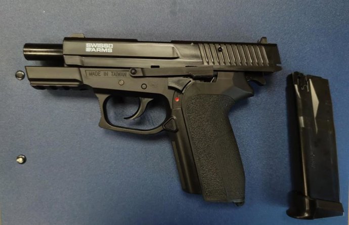 Arma simulada incautada a un menor en un centro escolar.