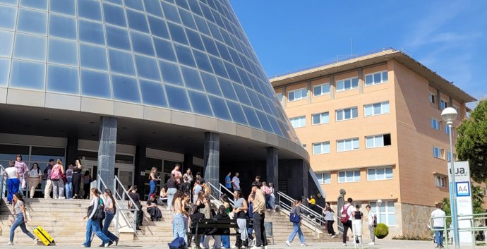 Archivo - Alumnado en el Campus de Las Lagunillas/Archivo