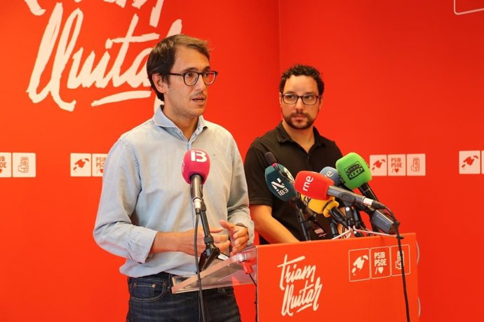 El secretario general de la Agrupación Socialista de Palma, Iago Negueruela, junto al regidor socialista en el Ayuntamiento de Palma Pepe Martínez, en rueda de prensa