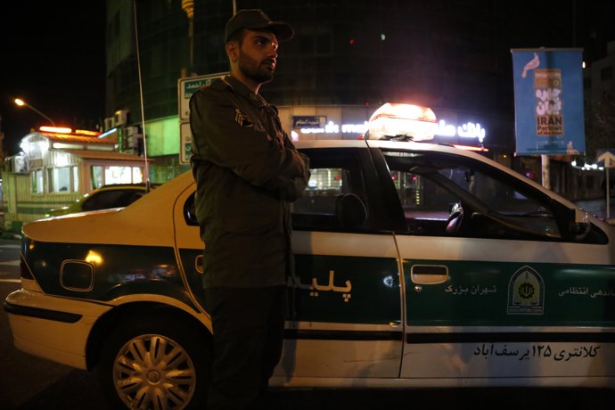 Archivo - Un agente de la Policía en Teherán, Irán (archivo)