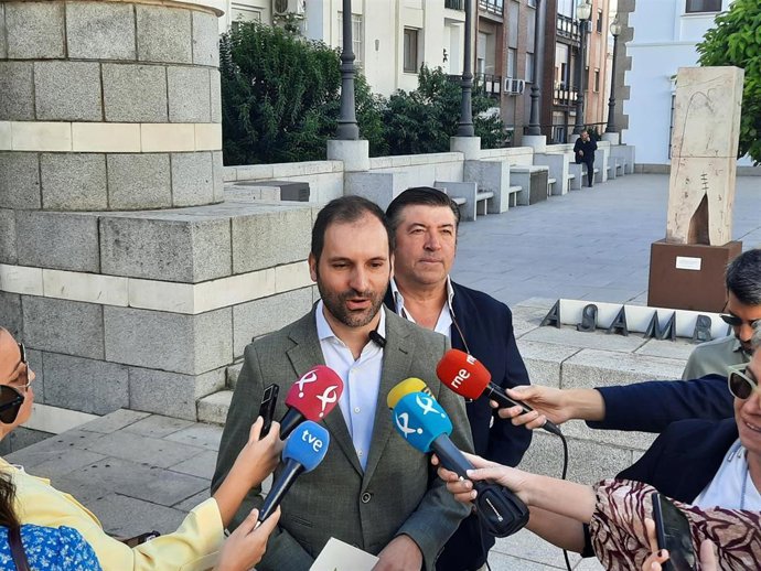 Los diputados de Vox en la Asamblea de Extremadura Álvaro Sánchez-Ocaña Vara y Javier Bravo Arrobas, en declaraciones a los medios