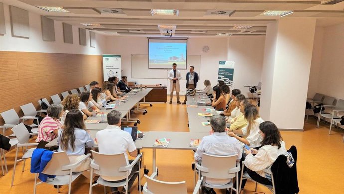 El director gerente del Clínico San Cecilio, Manuel Reyes, ha dado la bienvenida a los participantes en el simposio