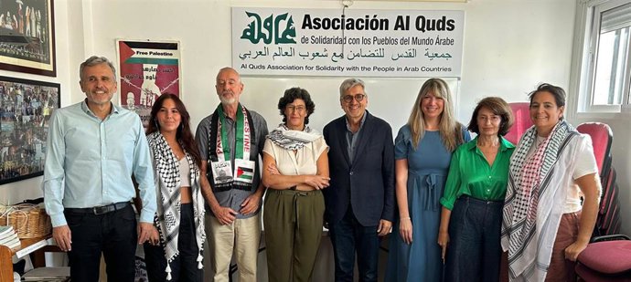 El secretario general del PSOE de Málaga, Josele Aguilar, acompañado por representantes de la Asociación Al-Quds de Solidaridad con los Pueblos del Mundo Árabe, incluida su presidenta Eva Nieto.