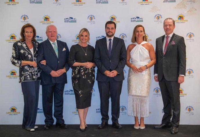 Autoridades y dirigentes de la compañía Loro Parque en el encuentro anual de Global Humane Society