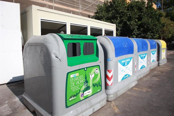 Archivo - Contenedores de Lipasam para residuos diversos ubicados en la Plaza de la Concordia, en foto de archivo.