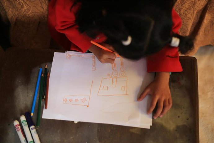 Archivo - Imagen de archivo de una niña boliviana dibujando. 