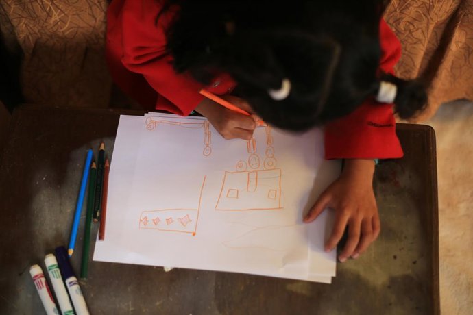 Archivo - Imagen de archivo de una niña boliviana dibujando.