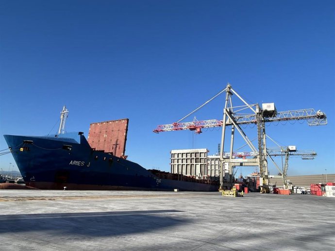 Inauguración de la prolongación de vías para grúas portacontenedores en el muelle de Raos 3.