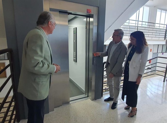 El IES Carlos Haya de Sevilla estrena ascensor y otras reformas con una inversión superior a 250.000 euros.