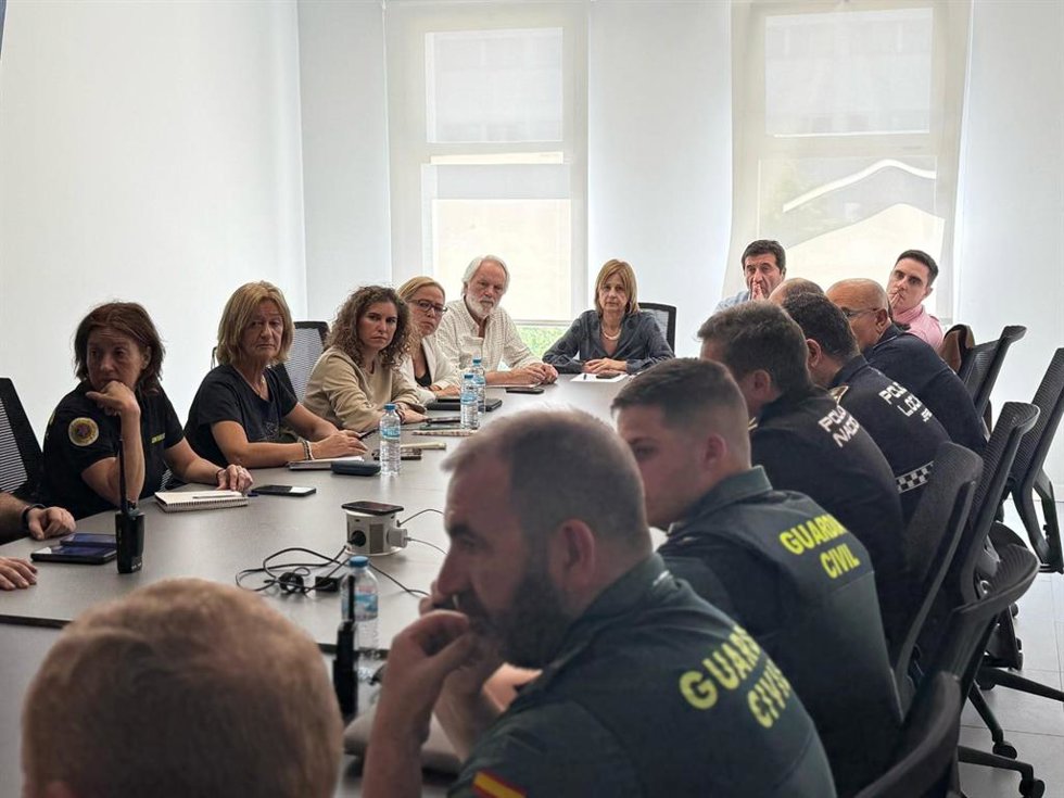 Archivo - La alcaldesa de Jerez, María José García-Pelayo, presidiendo la reunión del Centro de Coordinación Operativa (Cecop), recientemente reconocido con el Premio Especial Ciudad de Jerez, durante el apagón de abril. ARCHIVO.