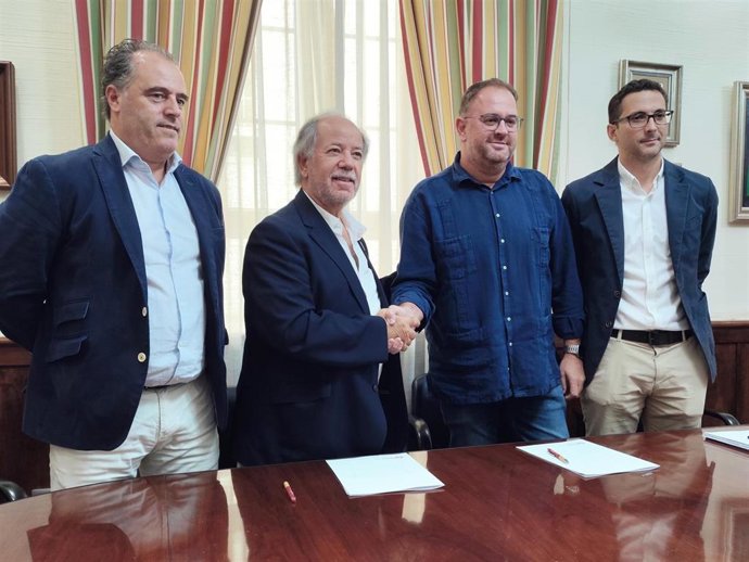 El alcalde de Mérida, Antonio Rodríguez Osuna, y el presidente de la AD Mérida, Cliff Crown, en la firma del nuevo convenio de cesión del estadio por 15 años.