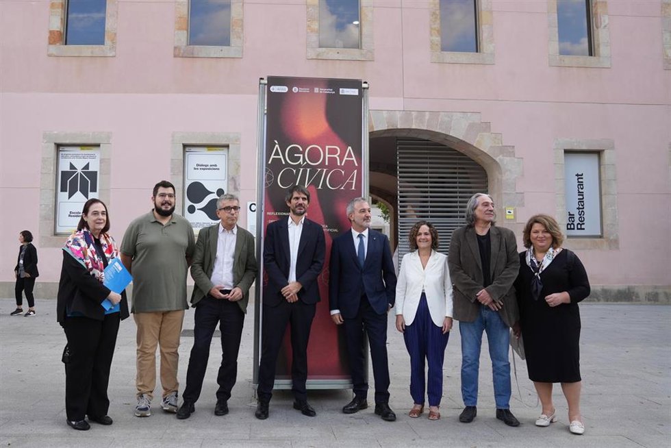 El ministro Ernest Urtasun, el alcalde de Barcelona Jaume Collboni, la consellera Snia Hernández y la relatora de Naciones Unidas Alexandra Xhantaki, durante la inauguración de gora Cívica del Mondiacult, en el CCCB