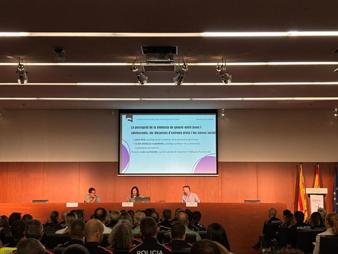 Mesa redonda en las jornadas 'Feminicidis i altres formes de violència greu vers les dones'