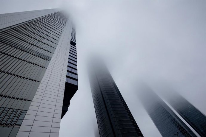 Archivo - Arquivo - Nevoeiro na Área de Negócios Cuatro Torres, 15 de janeiro de 2024, em Madri (Espanha).
