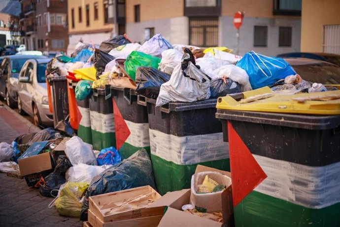 Campaña con IA del Grupo Municipal Socialista denunciando la "rapidez" del equipo de José Luis Martínez-Almeida para borrar las banderas palestinas pero no para recoger la basura