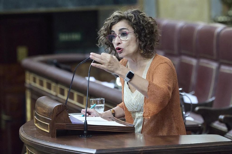 La vicepresidenta primera y ministra de Hacienda, María Jesús Montero, interviene durante una sesión plenaria, en el Congreso de los Diputados, a 24 de septiembre de 2025. (Foto de archivo).
