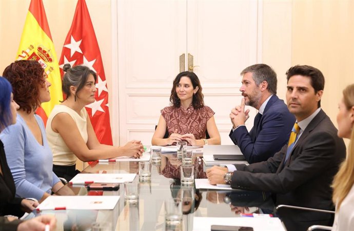 (I-D) La portavoz de Más Madrid en la Asamblea, Manuela Bergerot; la presidenta de la Comunidad de Madrid, Isabel Díaz Ayuso y el consejero de la Presidencia, Miguel Ángel García, durante una reunión en la Real Casa de Correos