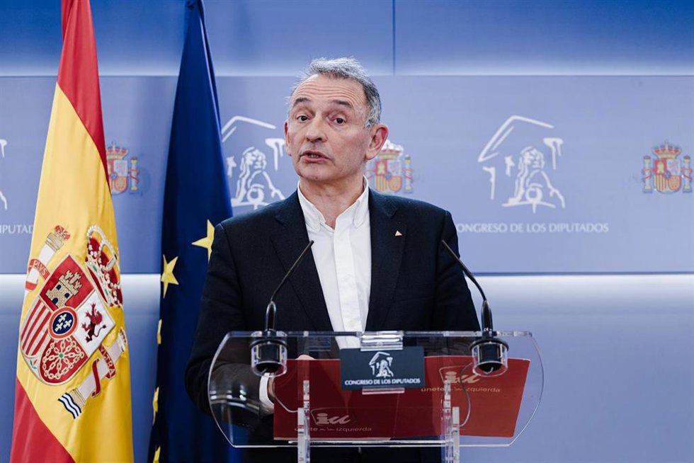Archivo - El portavoz parlamentario de IU y diputado de Sumar, Enrique Santiago, durante una rueda de prensa en el Congreso de los Diputados, a 21 de enero de 2025, en Madrid (España).