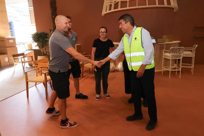 Carlos Mazón (d) en su visita al montaje de Feria Hábitat.