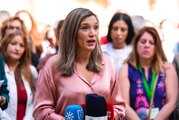 La portavoz del Grupo Socialista, María Márquez, atiende a los medios en el Parlamento andaluz. (Foto de archivo).