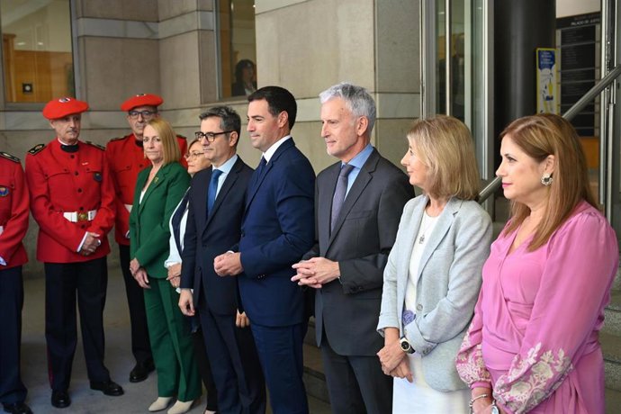 El Lehendakari, Imanol Pradales (c), acude a la Apertura del Año Judicial 2025-2026, junto al ministro de Justicia, Félix Bolaños (2i), y el presidente del Tribunal Superior de Justicia del País Vasco, Iñaki Subijana (3d), acompañado por la consejera de J