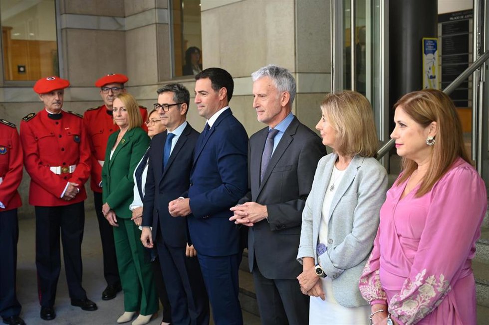 El Lehendakari, Imanol Pradales (c), acude a la Apertura del Año Judicial 2025-2026, junto al ministro de Justicia, Félix Bolaños (2i), y el presidente del Tribunal Superior de Justicia del País Vasco, Iñaki Subijana (3d), acompañado por la consejera de