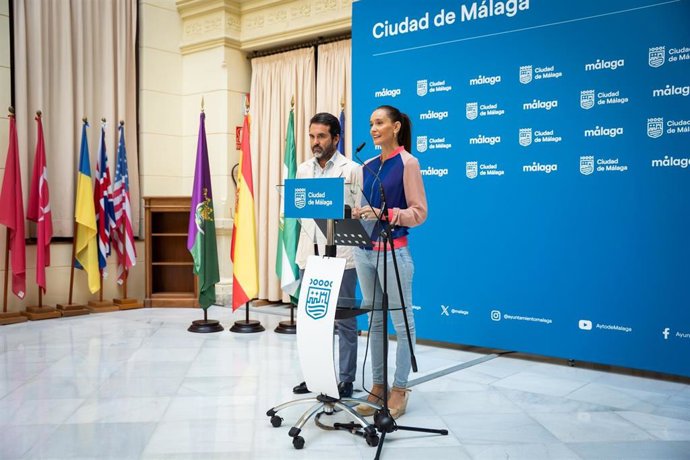La portavoz del equipo de Gobierno, Elisa Pérez de Siles, y el concejal de Turismo, Jacobo Florido, en reuda de prensa tras la Junta de Gobierno Local del Ayuntamiento de Málaga.