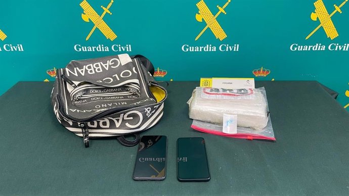 Droga y efectos incautados al detenido.