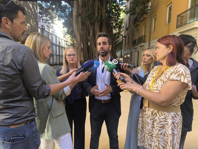 El síndic José Muñoz atiende a los medios