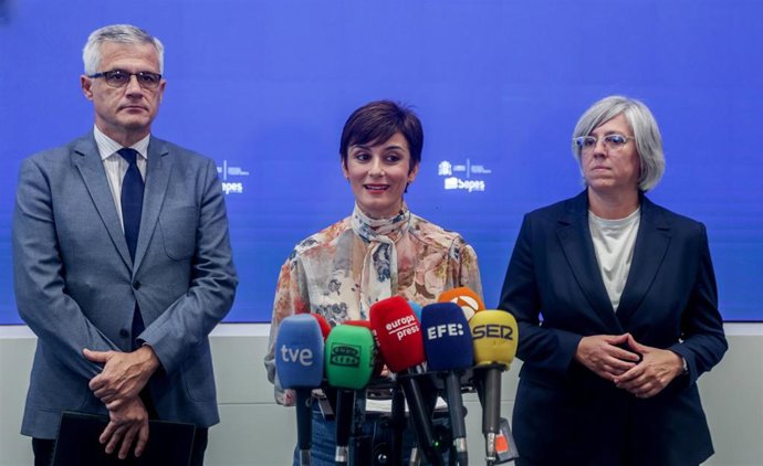 Archivo - La ministra de Vivienda y Agenda Urbana, Isabel Rodríguez (c), el secretario de Estado de Vivienda y Agenda Urbana, David Lucas (1i), y la directora general de SEPES, Leire Iglesias (1d). 