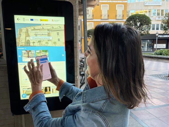 Ciudad Real a la vanguardia del turismo con la inteligencia artificial de sus nuevas pantallas interactivas