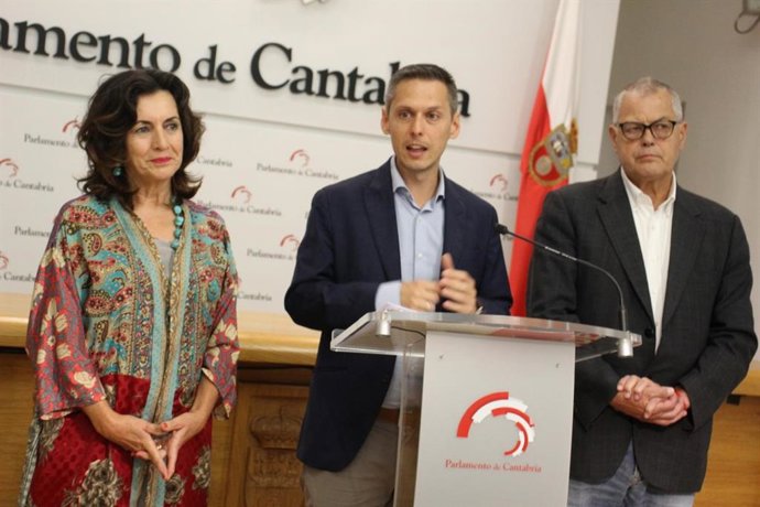 Mario Iglesias junto a los diputados Joaquín Gómez y Ana Belén Alvárez