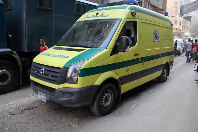 Archivo - CAIRO, Sept. 10, 2017  An ambulance is seen at the site of fire exchange with the militants in Giza's Ard al-Liwaa district, Egypt on Sept. 10, 2017. At least 10 terrorists were killed and nine policemen were wounded on Sunday during a security 
