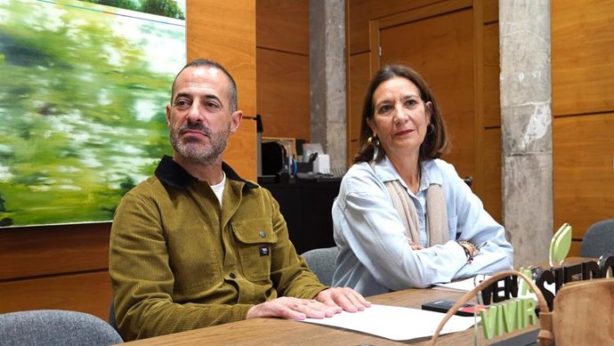 El alcalde de Siero, Ángel García, y la concejala de concejala de Comercio y Hostelería, Movilidad y Transporte Público, Patricia Antuña.