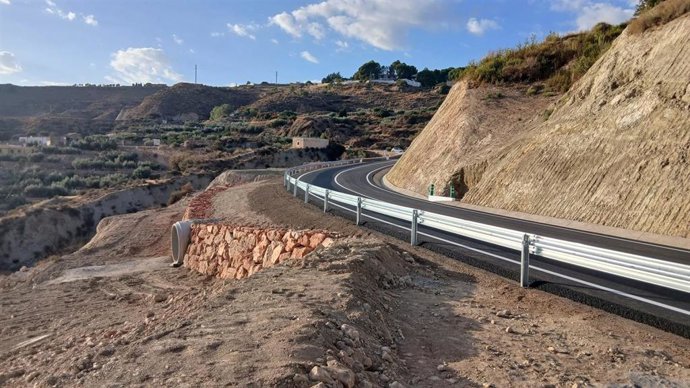Carretera A-1075 a su paso por Alhama de Almería.