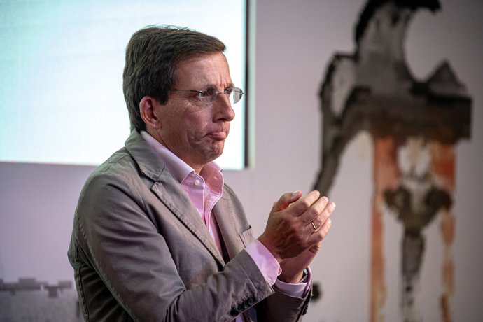 El alcalde de Madrid, José Luis Martínez-Almeida, interviene en la entrega de los reconocimientos de la ciudad al turismo de Madrid, a 25 de septiembre de 2025, en Madrid (España). Este año celebran su sexta edición bajo el lema 'Madrid, un turismo con pr