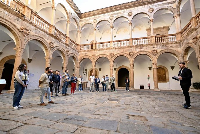 Primeros visitantes al Castillo de La Calahorra tras la adquisión del inmueble por parte de la Diputación de Granada.