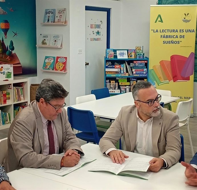 El viceconsejero de Desarrollo Educativo y Formación Profesional, Pablo Quesada, en el Colegio Público Virgen del Mar de El Portal.