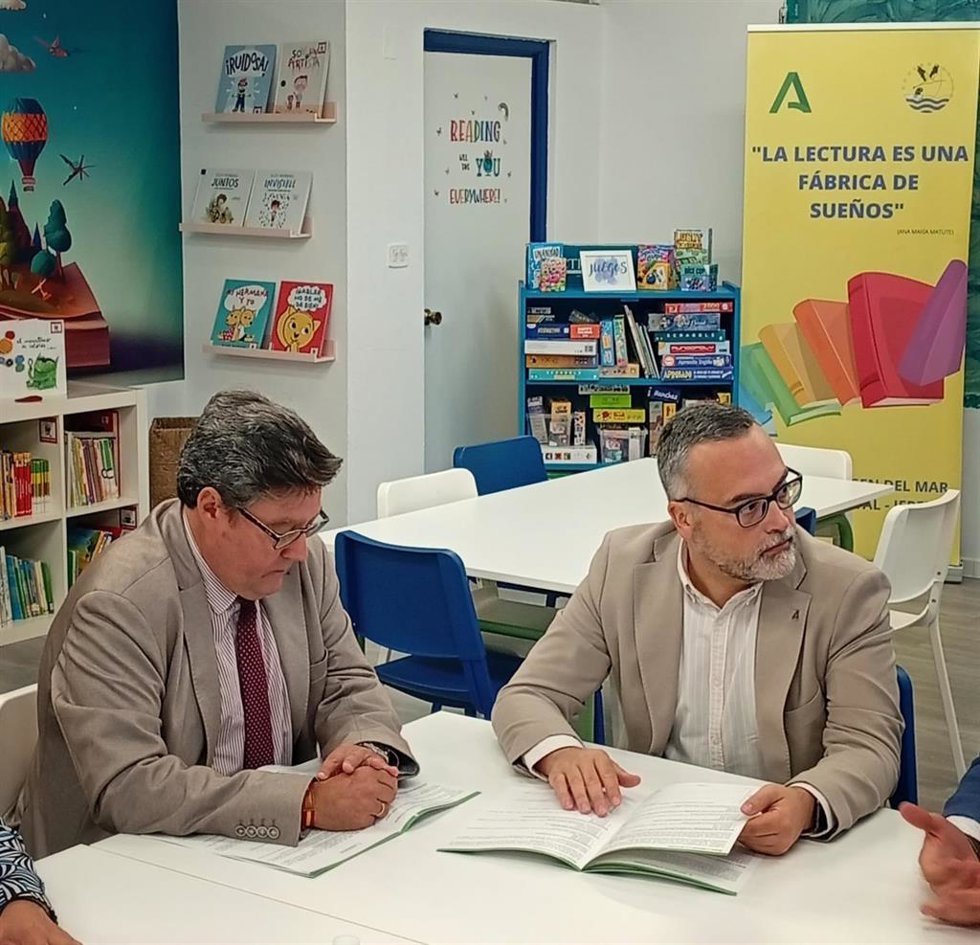 El viceconsejero de Desarrollo Educativo y Formación Profesional, Pablo Quesada, en el Colegio Público Virgen del Mar de El Portal.