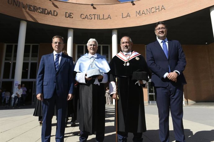 El rector de la Universidad de Castilla-La Mancha (UCLM), Julián Garde, preside el solemne acto académico de apertura del curso 2025/2026.