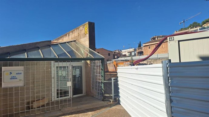 Obras en un solar continguo a la Unidad Básica de Salud Gènova