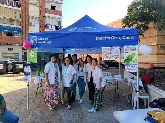 Profesionales de enfermería del Distrito Sanitario Málaga Guadalhorce de los centros de salud de Puerta Blanca, San Andrés, Huelin, Delicias y La Luz han participado en las Jornadas de Convivencia 'Convive tu barrio'.