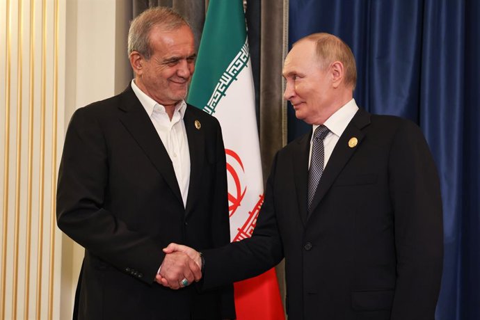 CHINA, TIANJIN - 1º DE SETEMBRO DE 2025: O presidente da Rússia, Vladimir Putin (dir.), e o presidente do Irã, Masoud Pezeshkian, apertam as mãos durante uma reunião paralela à cúpula da SCO (Organização de Cooperação de Xangai) de 2025 no Hotel Ritz-Carl