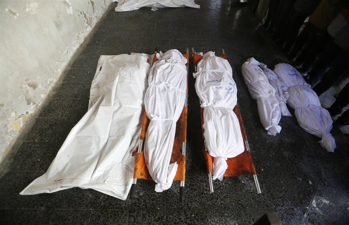 Cadáveres de varios palestinos muertos por los ataques del Ejército de Israel contra la Franja de Gaza de cara a su funeral en el Hospital Al Ahli (archivo)