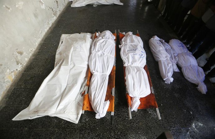 September 24, 2025, Gaza City, Gaza Strip, Palestinian Territory: Palestinians carry the bodies of people killed in an Israeli army attack on the Zaitoun neighborhood in southern Gaza City, to perform funeral prayers in front of Al-Ahly Hospital in Gaza C