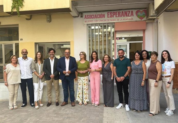 El diputado provincial de Centros Asistenciales, Tercer Sector y Cooperación Internacional, Francisco José Martín, y la presidenta de la asociación Esperanza, María Ramos, entre otros